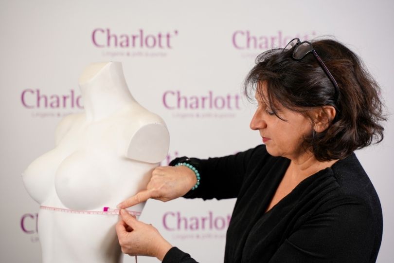 Marie, styliste lingerie Charlott', vous montre comment prendre la mesure de votre tour de dos