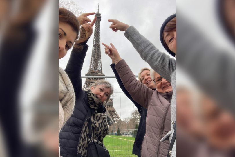 Michèle découvre l'univers de la vente à domicile lors de la convention au théâtre de la tour eiffel