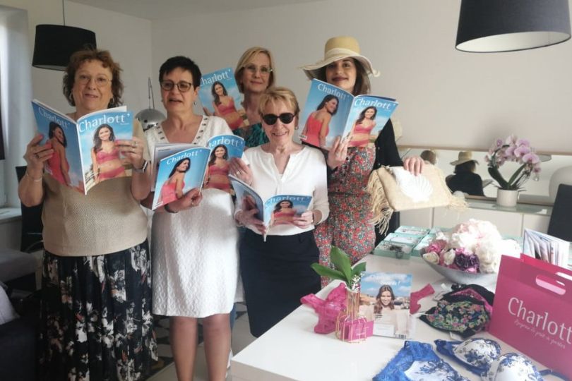 Laurence, VDI Charlott', avec ses clientes lors d'une réunion de vente à domicile - lingerie et prêt-à-porter