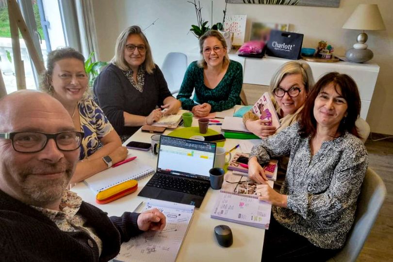 Annick lors d'un moment convivial de formation en équipe