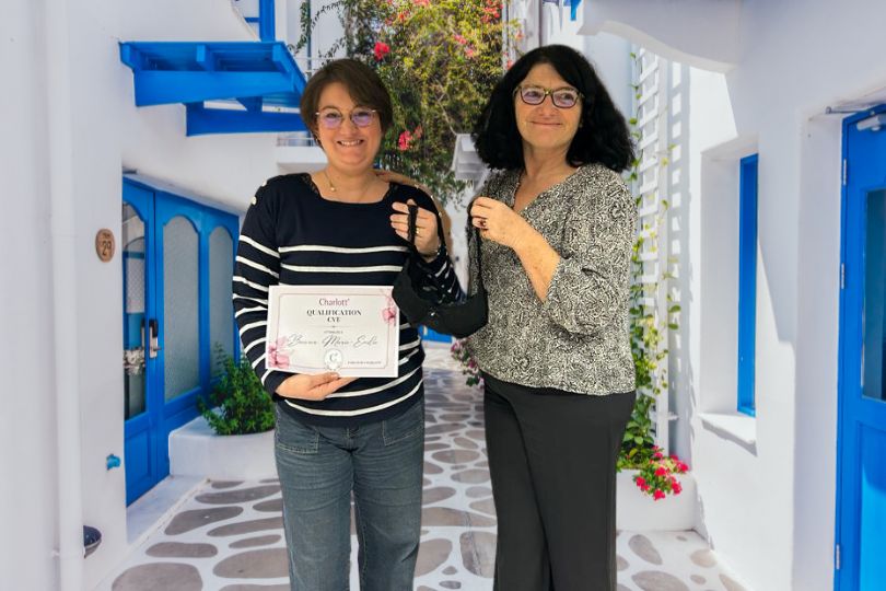 Marie Emilie avec sa marraine qui lui remets son diplôme de changement de titre